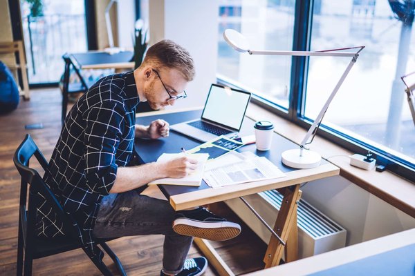 Comment créer un spectacle de marionnettes éducatif sur l'importance du recyclage?